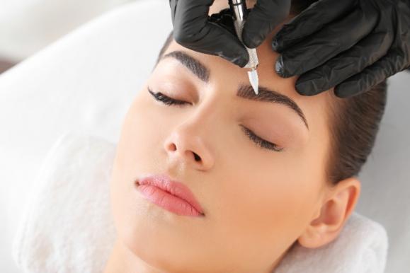 Esthéticienne en microblading