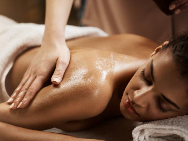 Le secret est révélé. Les huiles professionnelles de massage font des merveilles. 